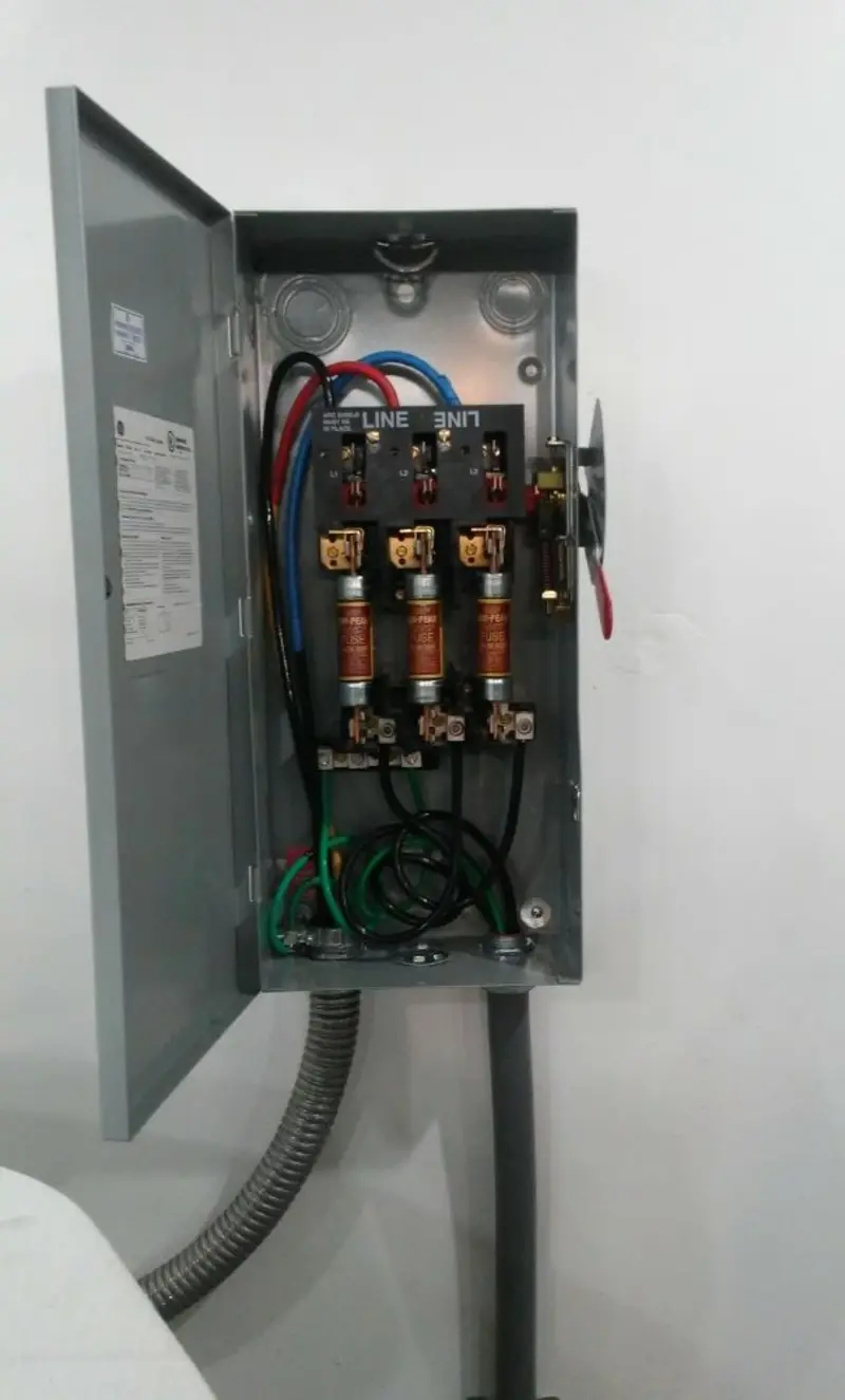Three-phase disconnect switch installed for Smoke Detector Installation in Flemingsburg